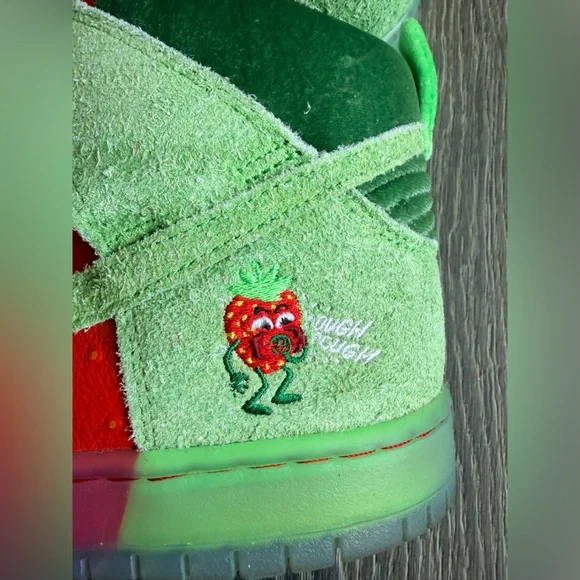 Nike SB Dunk High in Strawberry Cough Size 10.5